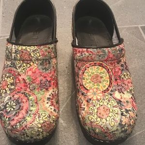 Sanita clogs